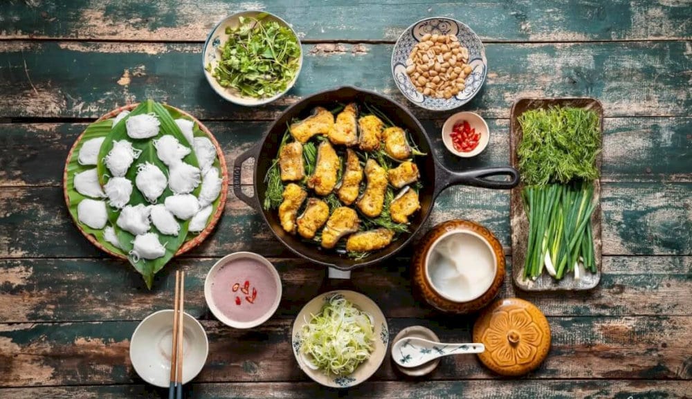 The fish meat is carefully deboned, golden brown, and seasoned, served with dill, green onions, etc., cut into pieces